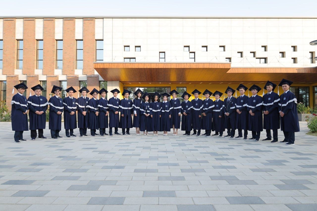 Maktab hovlisidagi bitiruv marosimi