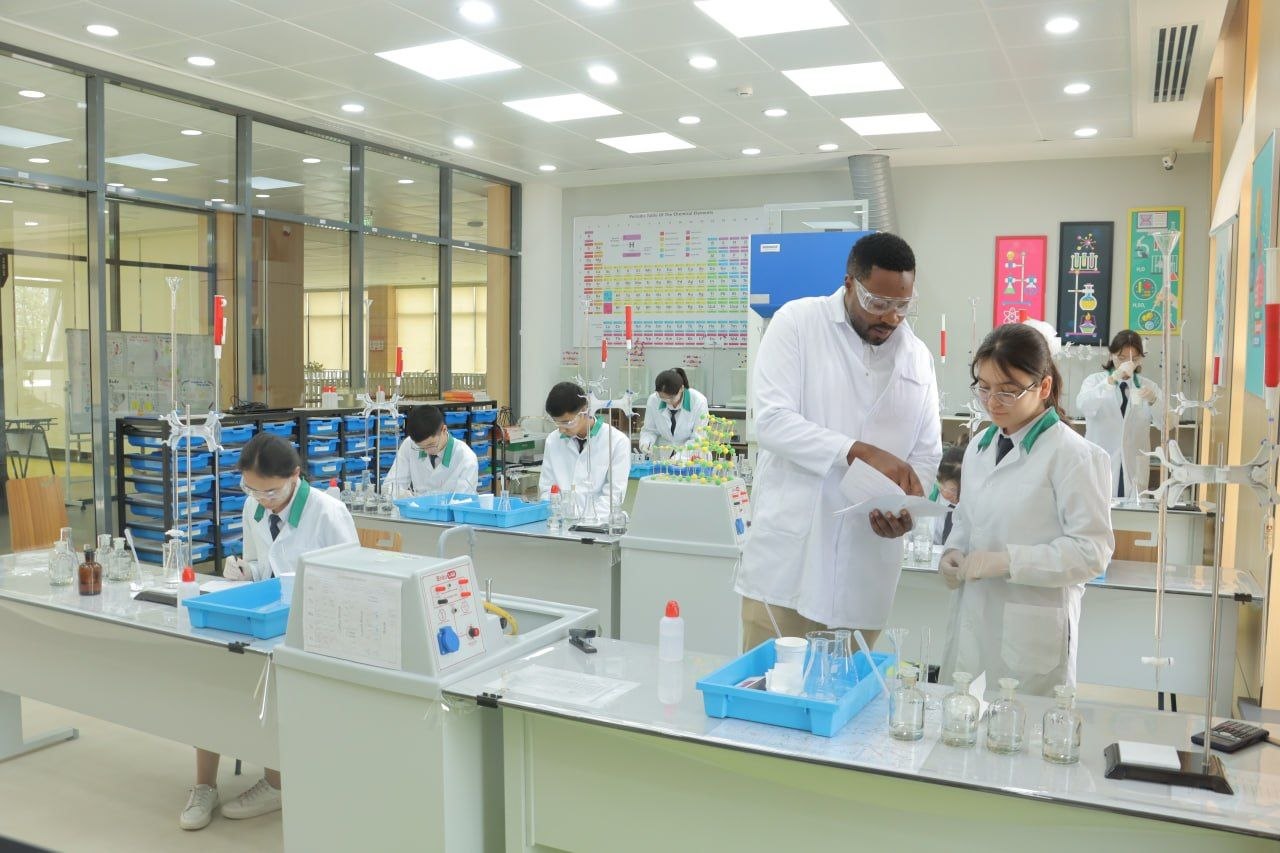 Xalqaro oʻqituvchi bilan laboratoriya mashgʻuloti